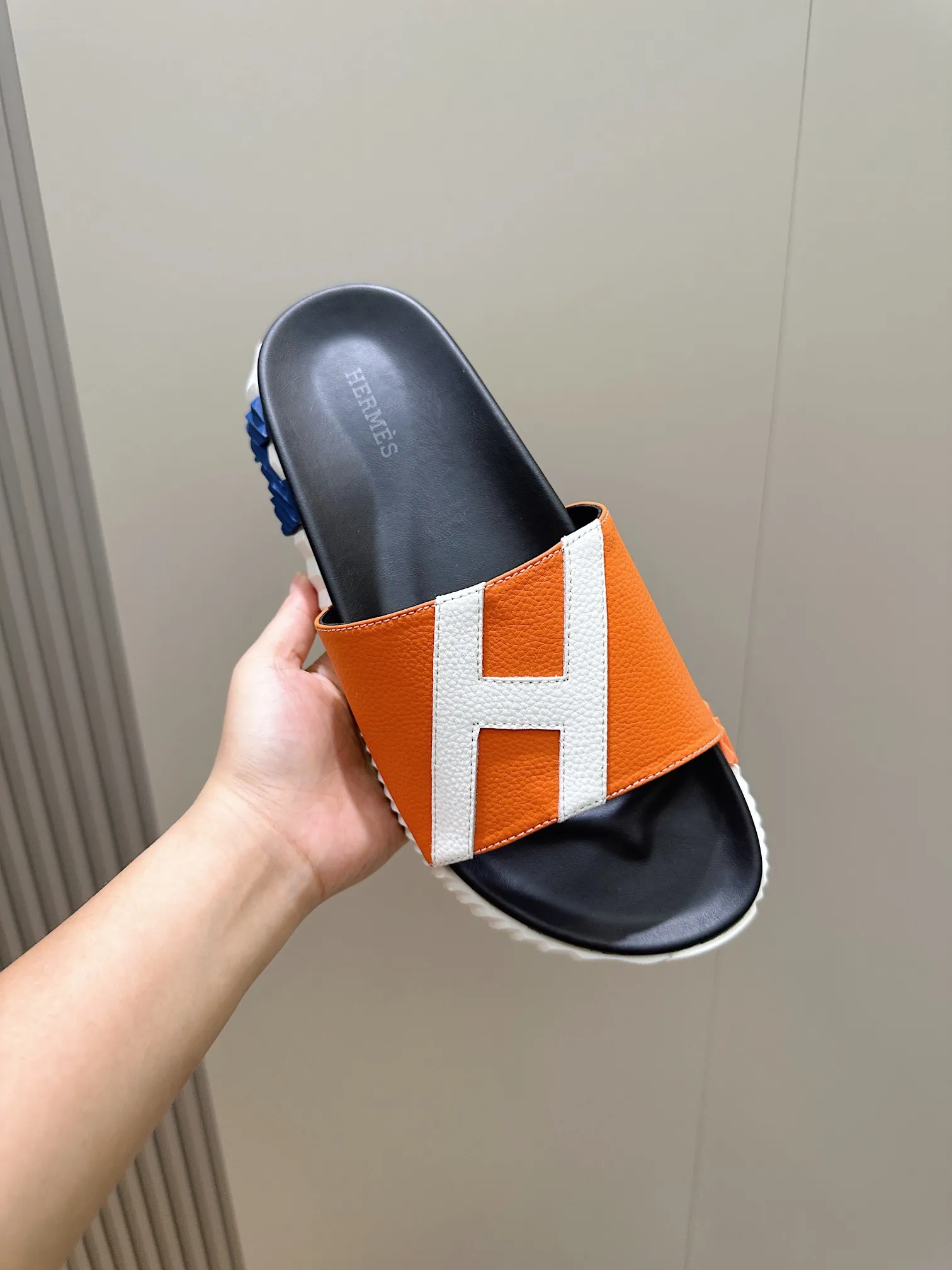 Factory price: 360💰Hermès [HERMÈS] Top Herme*H Home Hermès Men's Sandals and Slippers-Original Reproduction. Purchase the original version and make it one to one. The outsole is privately molded. The color of the outsole corresponding to each color is the same as the original version. Come to those who know the stuff 💪 The ultra-light soles are designed in contrasting colors, and they feel so comfortable on your feet! Calfskin, cowhide feet, private model outsole. Size: 39-44 (customized at 38.45)